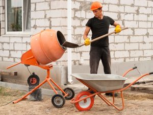 hombre prepara hormigón para construcción
