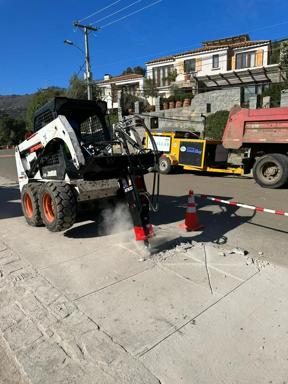 Martillo Hidraulico MTM 35S como accesorio de un minibobcat