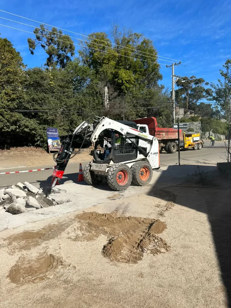 Martillo Hidraulico MTM 35S como accesorio de un minibobcat