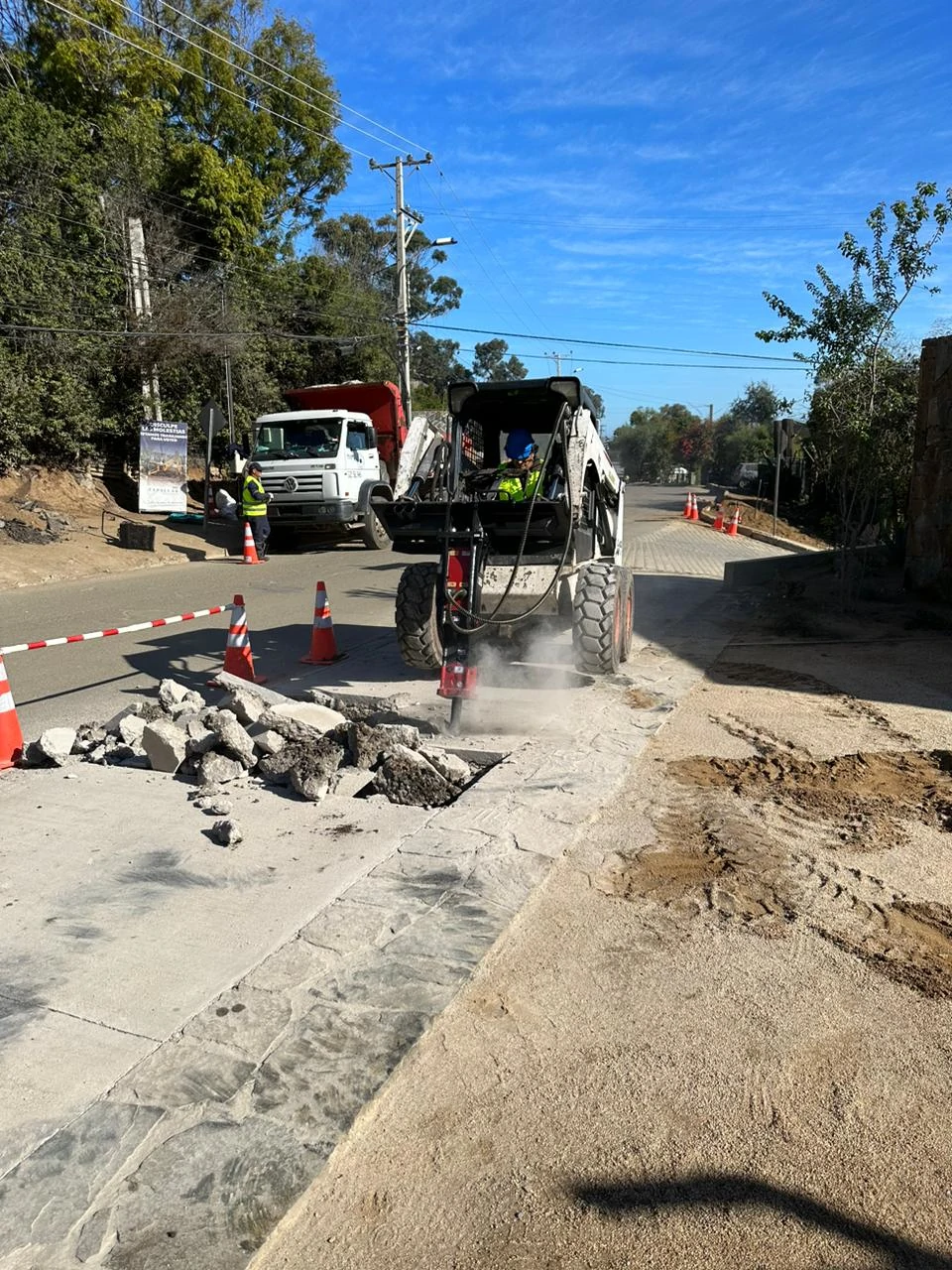 Martillo Hidraulico MTM 35S como accesorio de un minibobcat
