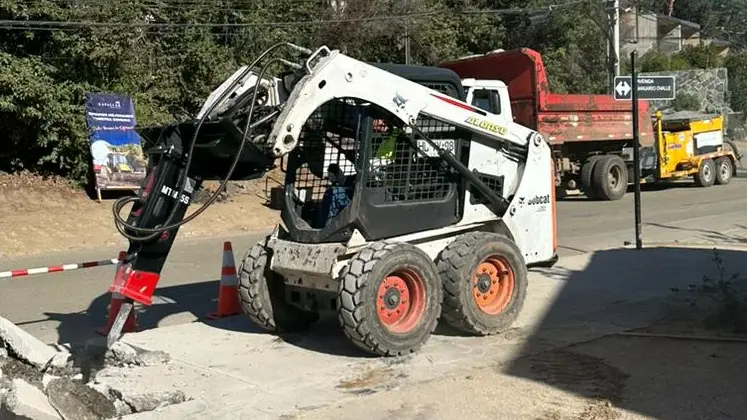 Martillo Hidraulico MTM 35S como accesorio de un minibobcat